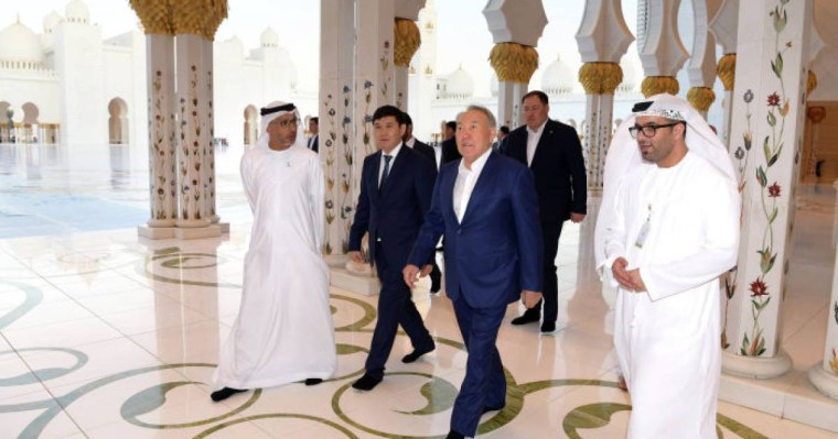 Назарбаев Абу-Дабидегі 50 мың адамға арналған мешітке барды