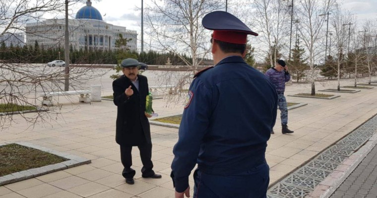 Жерін даулаған азамат Ақорда алдында "өзін өртемек" болды