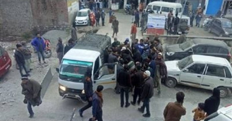 Үндістанда автобус жарға құлап, 11 адам қайтыс болды