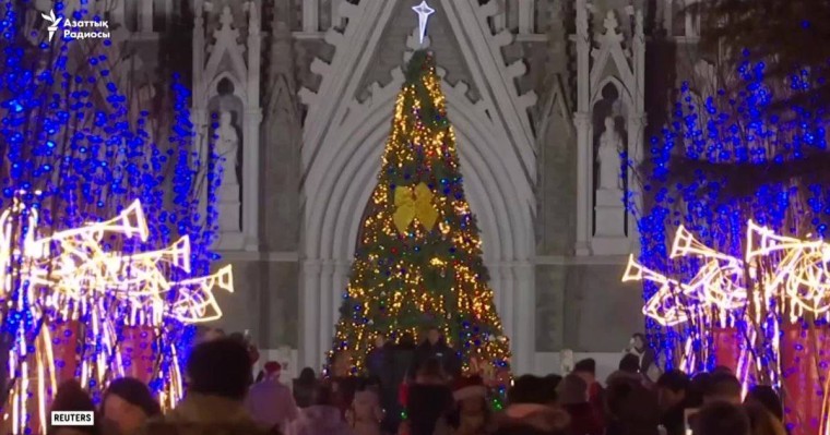 Қытай мешіттермен қатар шіркеулерді де қыса бастады

Елдің кейбір аймақтарында Рождество алдындағы безендірулер мен сауда орындарына тыйым салынған