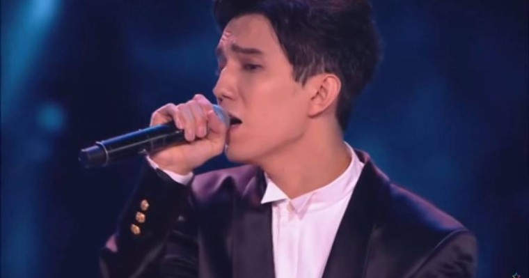 Димаш қазақ тілінде ән айтып, қытайлықтарды тағы да тәнті етті (видео)