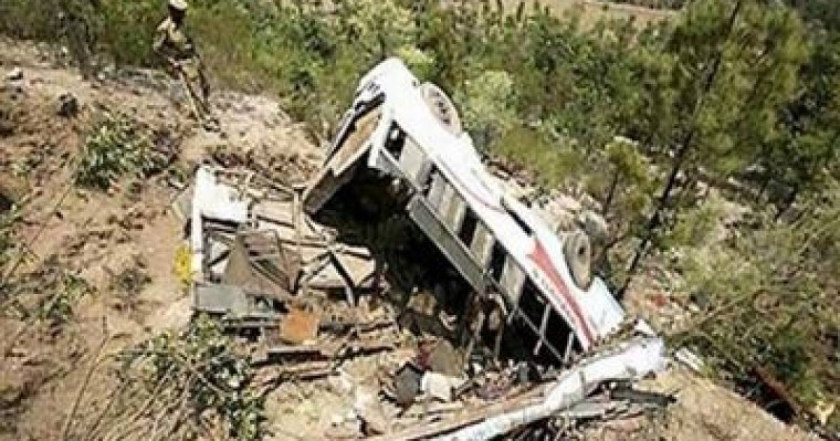 Автобус 150 метр биіктіктен құлап, 14 адам көз жұмды