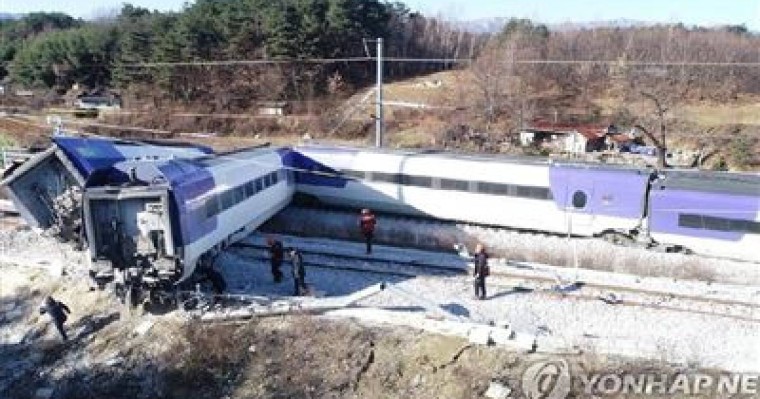 ФОТО: Жүрдек пойыз рельстен шығып кетті