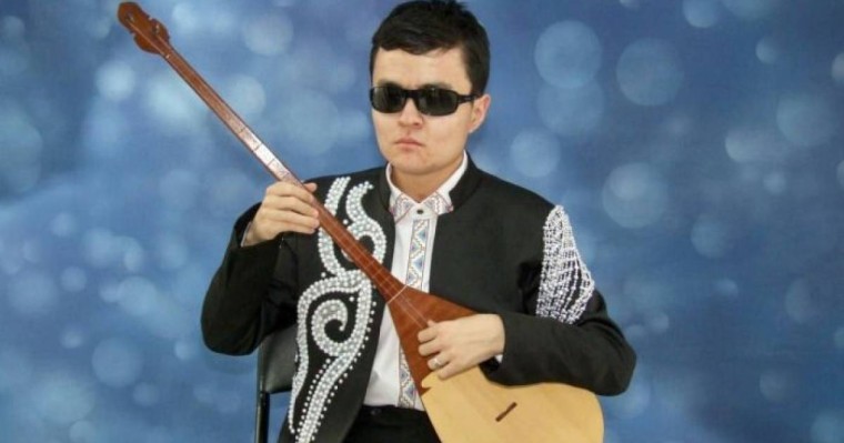 "Төреғали ағамен кездескім келеді" Алты бірдей аспапта ойнайтын зағип жігіттің әңгімесі