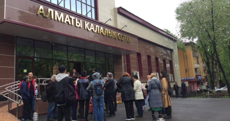 Ұсталған жастарды қолдау үшін Алматыдағы қалалық сот алдына бір топ азамат жиналды