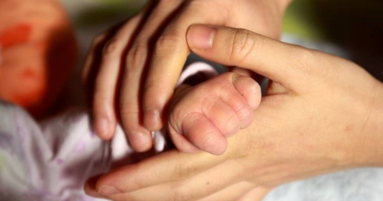 Полиция қызметкерлері далада аязда қалдырылған шақалақтың анасын іздестіріп жатыр