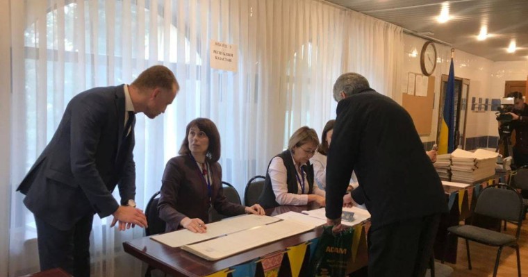 Нұр-Сұлтандағы сайлау учаскесінде Украина азаматтары дауыс беріп жатыр