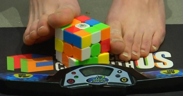 Жасөспірім рубиг кубигін аяғымен жинап, рекордтар кітабына енген