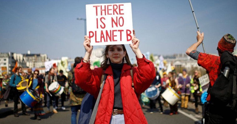 Парижде белсенділер ғаламдық жылынуға байланысты акция өткізді