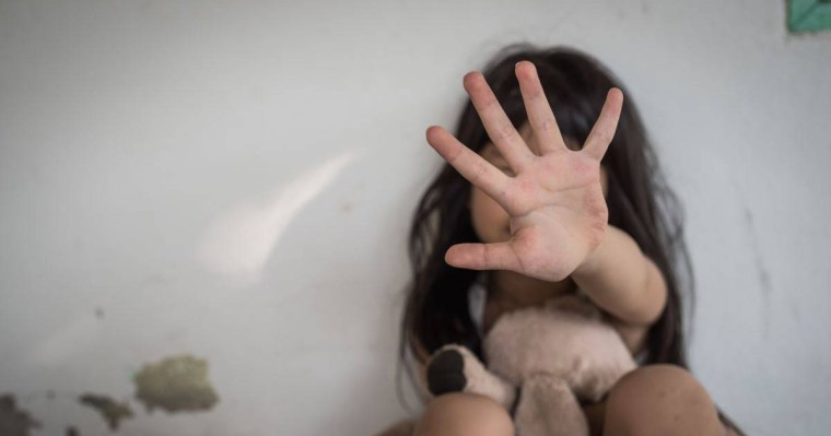 Жетісайда өгей балаларын "ұрған" әйел үйқамаққа алынды