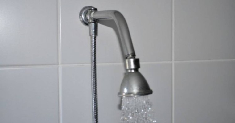 Ваннада шешінген жас қыз жасырын камераға түсіп қалды