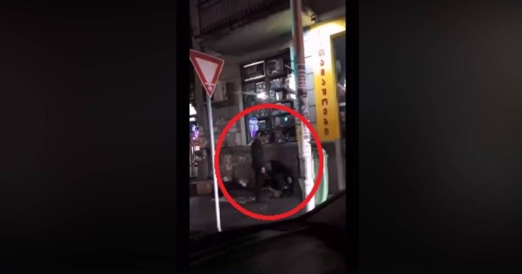 Үстіндегі киімін үйсіз жанға шешіп берген жігіт елді сүйсіндірді (видео)