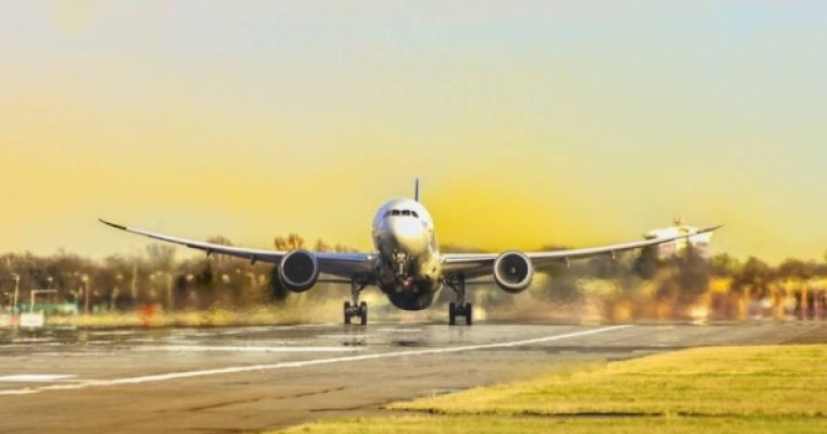 Келіншек әуежайда баласын ұмытып кетіп, ұшақты тоқтатқан