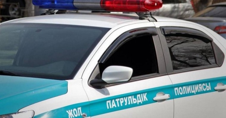 Ғимараттың артына жүріңіз: Қонаевтағы жол сақшыларының жүргізушіні тексеру тәсілі қызу талқыланып жатыр