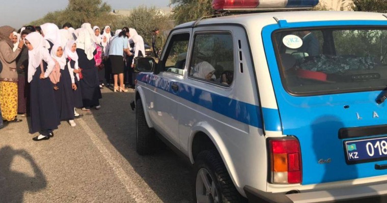 Түркістан облысында орамал дауынан соң жеті оқушы үш ай сабаққа келмеген