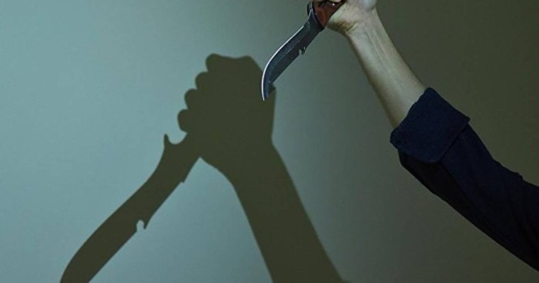 Қарағандыда ер адам туған қызын кепілге алды