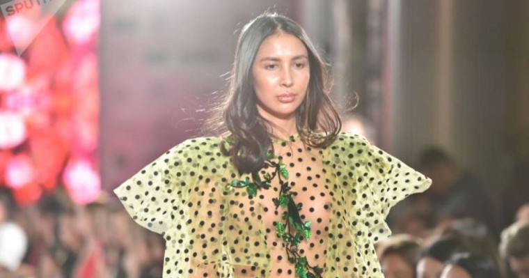 Динагүл Тасова тағы да төсін жалаңаштады