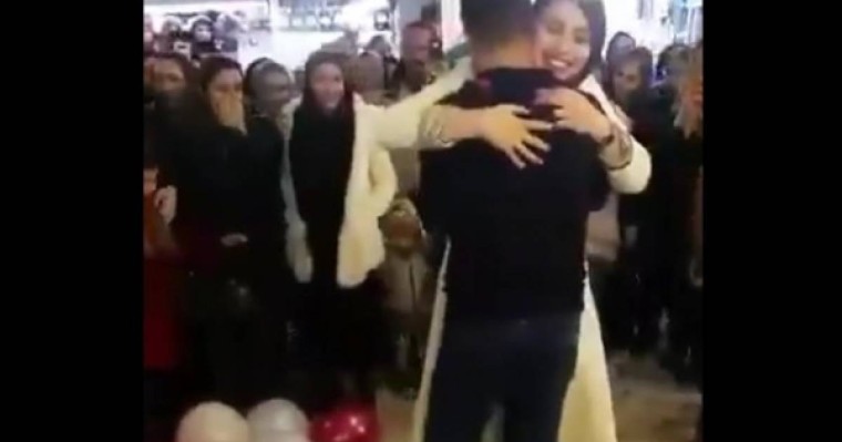 Иранда сүйіктісіне сауда үйінде сөз салған жұп қамауға алынды