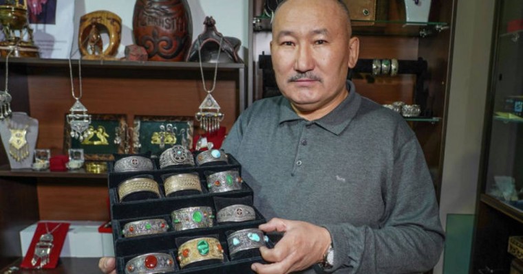 Назарбаевқа - қылыш, Қарақатқа - әшекей: танымал зергер бұйымдарының құны туралы айтты