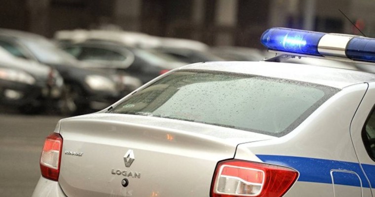 Патрульдік көлікте отырған полицей терезеден "темекі лақтырды"