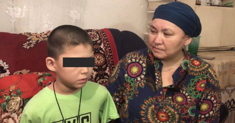 Екі қолынан айырылған ақтөбелік баланың отбасына әкімдік үй берді