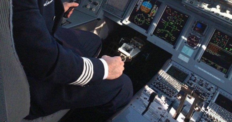 Ұшқыш әйелімен ұрсысып қалып, өз үйіне ұшақпен соғылды