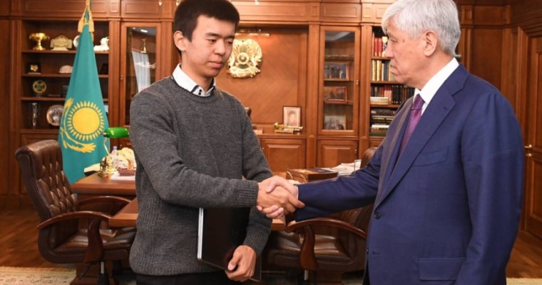 Өртенген үйден екі баланы құтқарған студентке білім гранты берілді