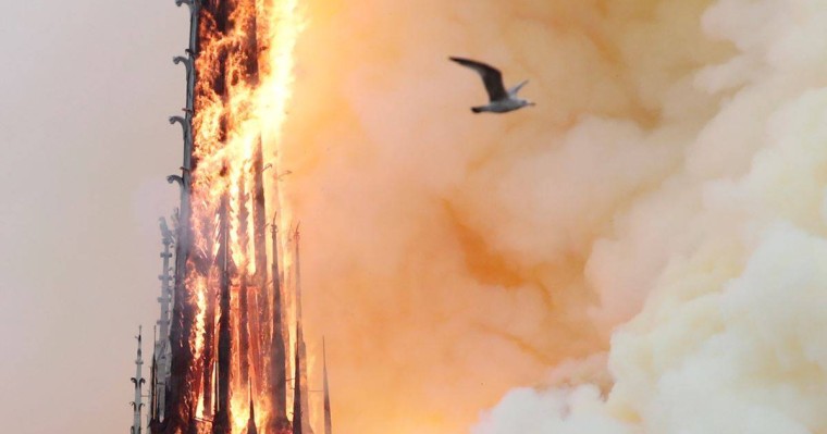 Францияда Нотр-Дам де Пари шіркеуі өртеніп, мұнарасы құлады