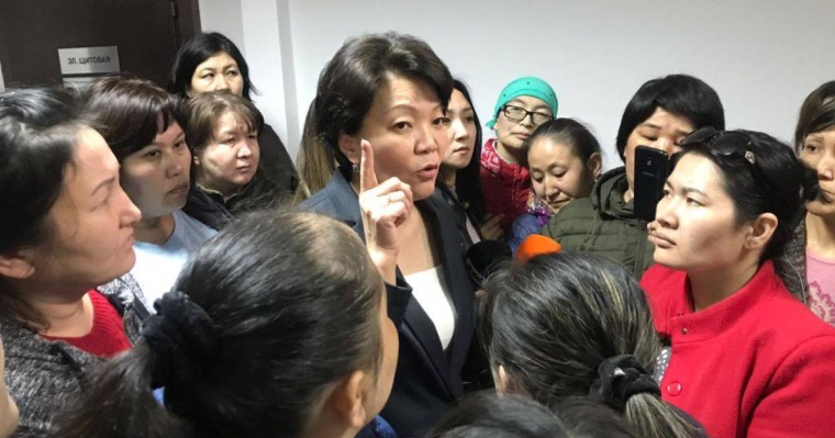 Нұр-Сұлтанда ондаған көп балалы ана баспана мәселесін шешуді талап етті