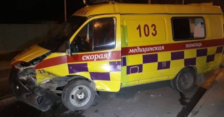 Алматыда жедел жәрдем көлігі аударылды