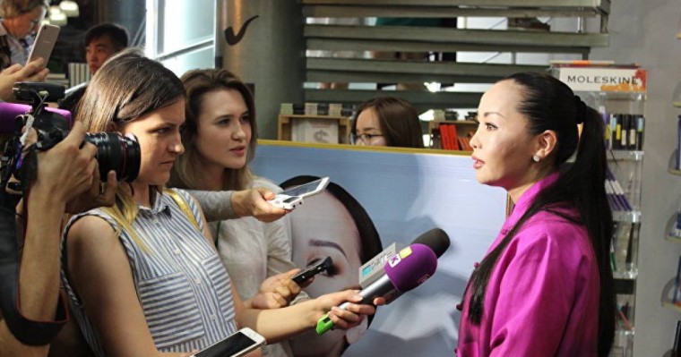 "Қандай адам екенін жақсы білем" Белгілі продюсер Баянмен арақатынасы неге суығанын айтты