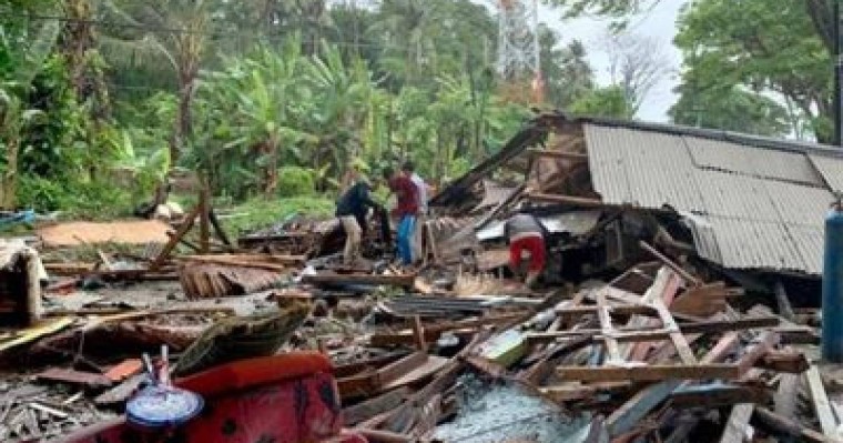 Жойқын цунами концерт өтіп жатқан сахнаны шайып кетті