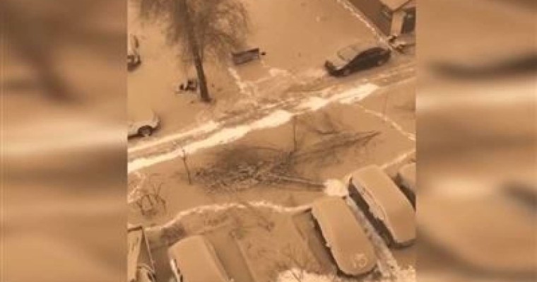 Аспаннан қоңыр түсті қар жауды