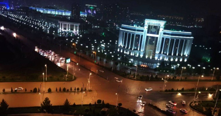 Ашхабадта сел болып, кейбір ауданда көліктерді су ағызып кеткен