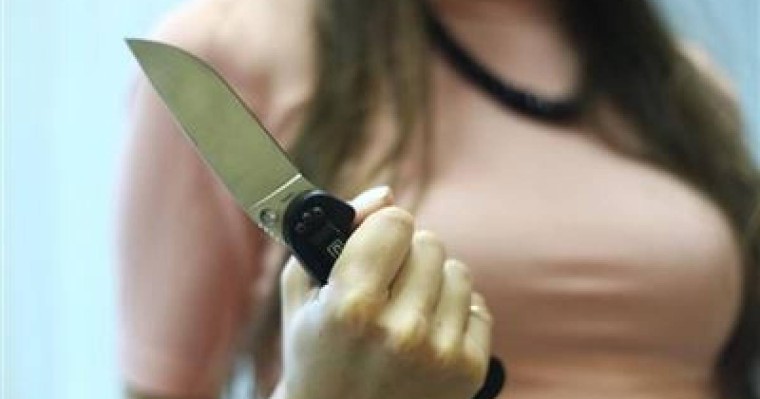 Ақтауда әйел туған інісіне пышақ сұғып алды