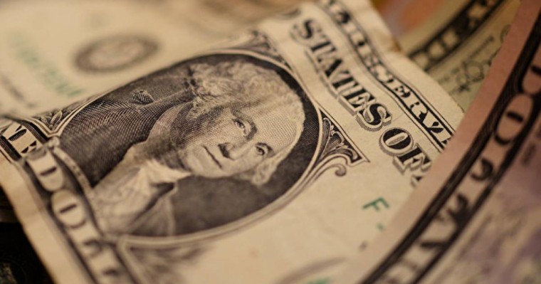 Парамен ұсталған шекара қызметкері ақшаны жеп қоймақ болды