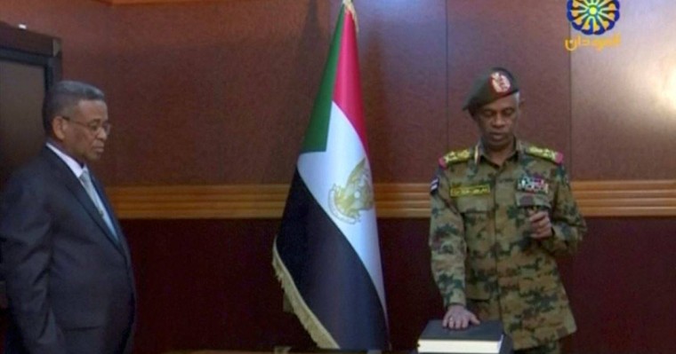 Суданда өтпелі әскери кеңес басшысы отставкаға кетті