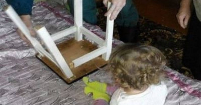 Қостанайда орындыққа сәбидің басы қысылып қалды