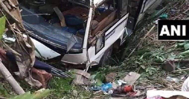 Адамдар толы автобус шатқалға құлап кетті