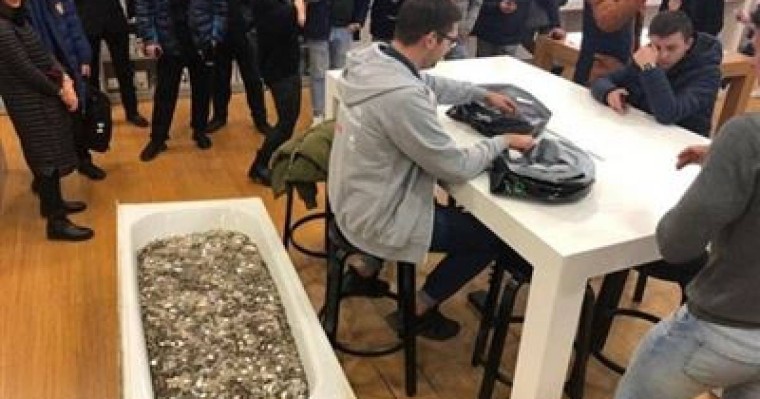 Ер адам бір ванна тиын беріп смартфон сатып алды