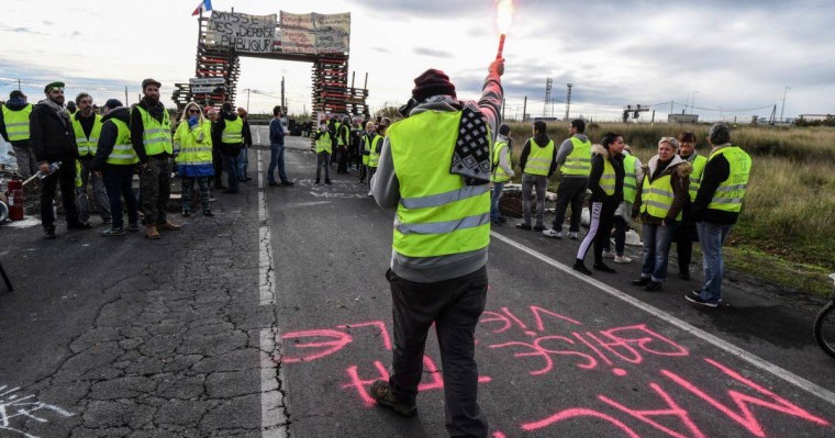 Франциядағы наразылықта бір кісі мерт болып, 65 адам ұсталған