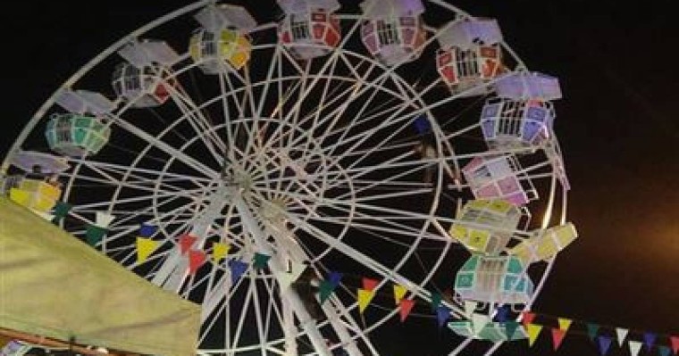 Ішінде адамдары бар аттракцион төңкеріліп кетті