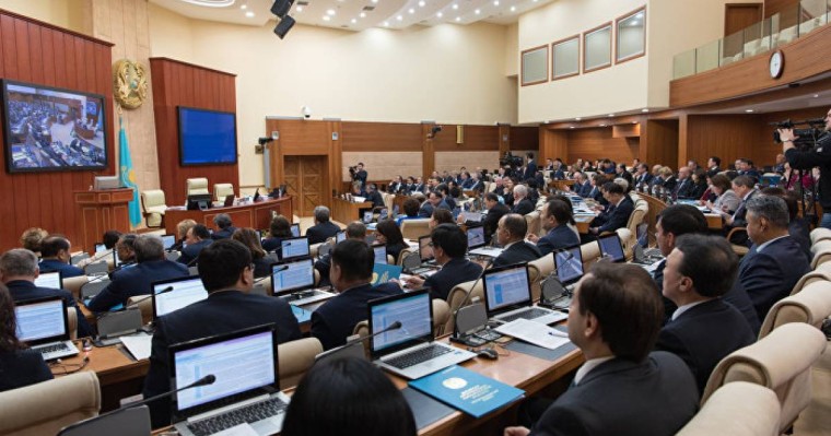 депутаттар ата-аналардың зейнет жасын төмендетуді сұрады