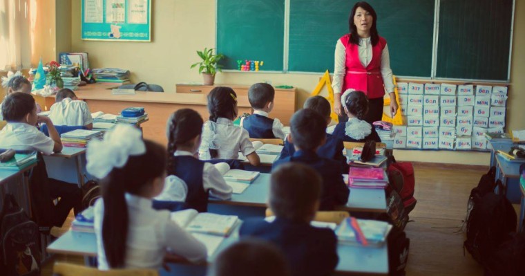 Қазақстанда мұғалім абыройына нұқсан келтіргені үшін айыппұл салуды ұсынады