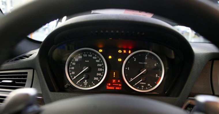 Сәбиін құшағына алып, көлік айдаған көпбалалы ана жұрттың ызасына тиді – видео