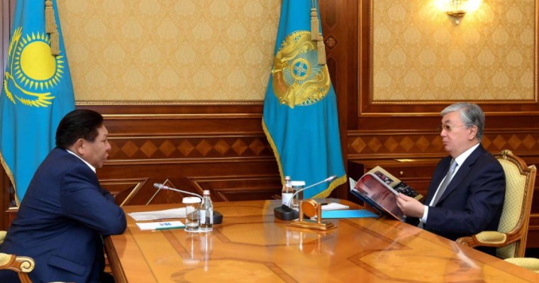 总统接见哈萨克戏剧院艺术总监铁梅诺夫