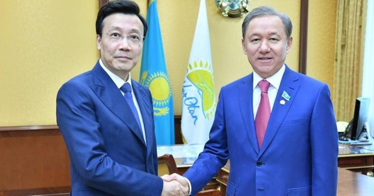 马吉利斯议长会见中国驻哈大使