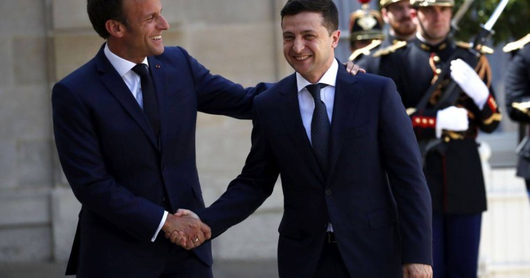 Макрон мен Зеленский Донбастағы жағдайды талқылады