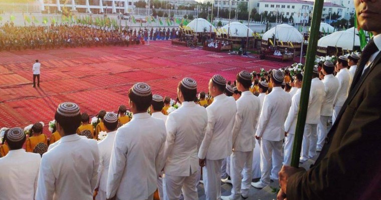 Беларусьтегі түркімен студенттеріне джинс киіп, сақал қоюға тыйым салынды