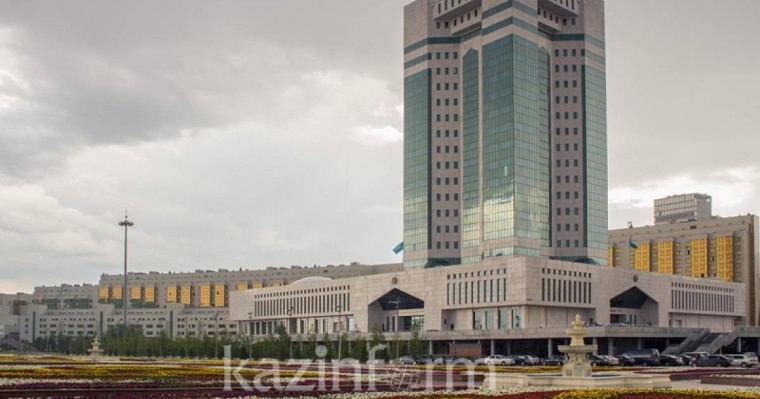 三名新任部长宣誓就职